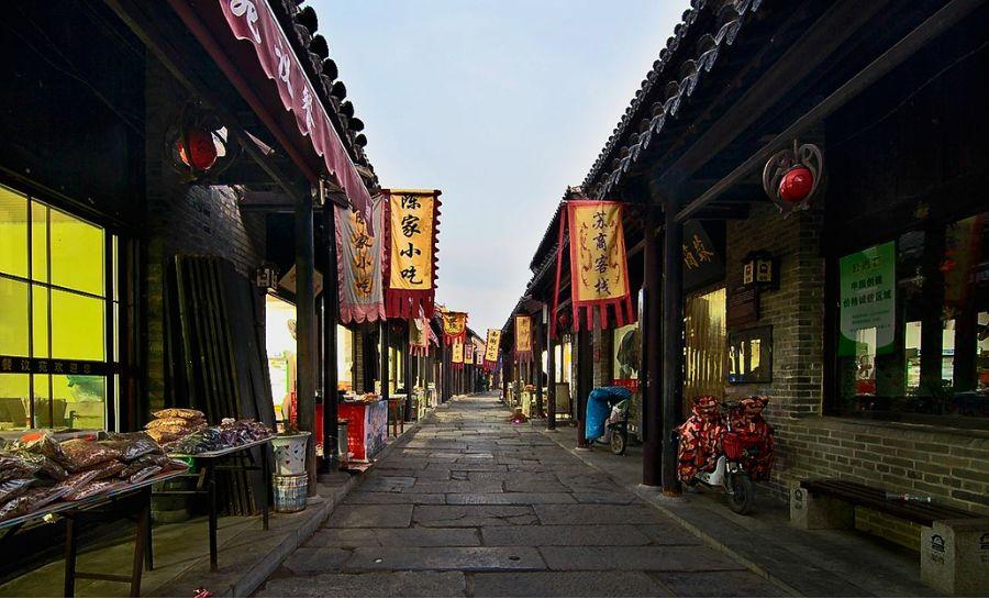 54岁许晴引人关注，揭开她至今未嫁的谜团，一张草丛旧照道出真相